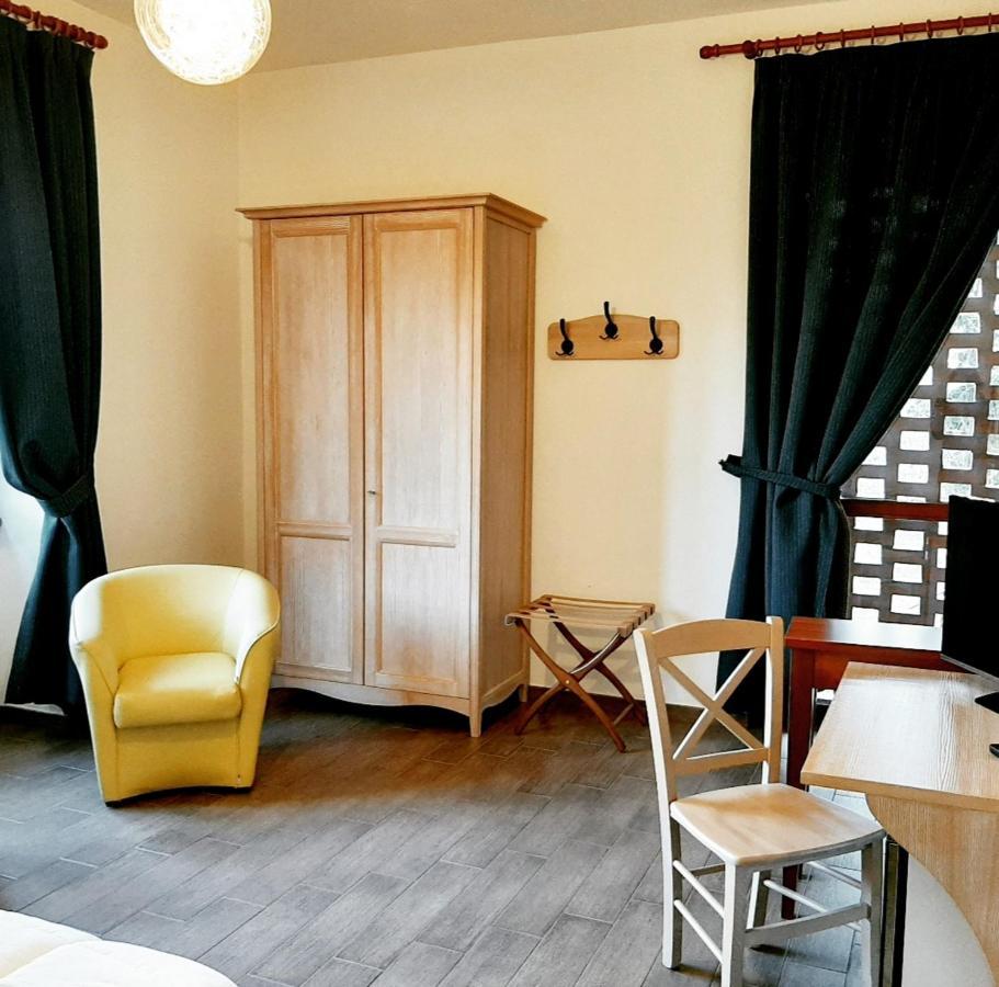 La Locanda Della Staffa Pombia 外观 照片