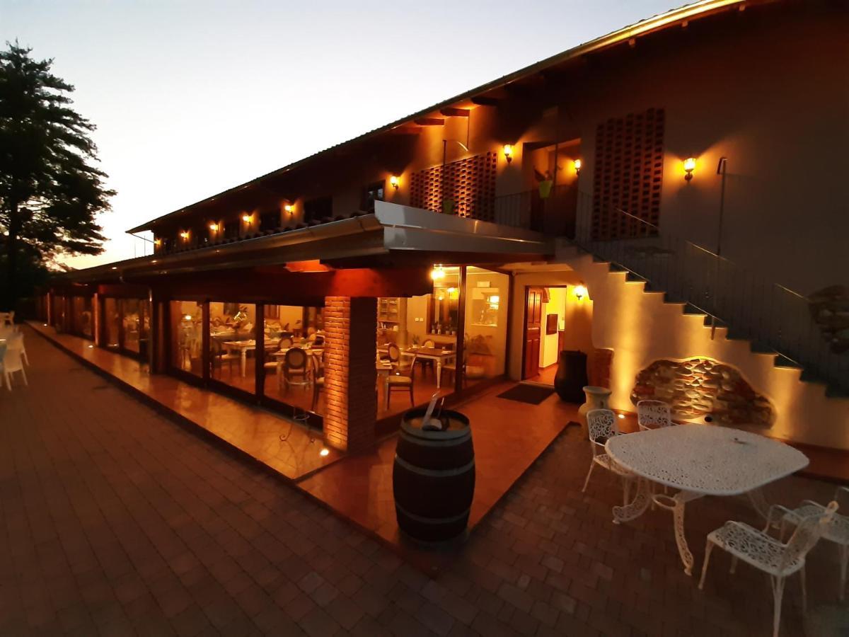 La Locanda Della Staffa Pombia 外观 照片